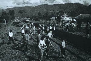 上大井駅ホーム建設にあたる中学生